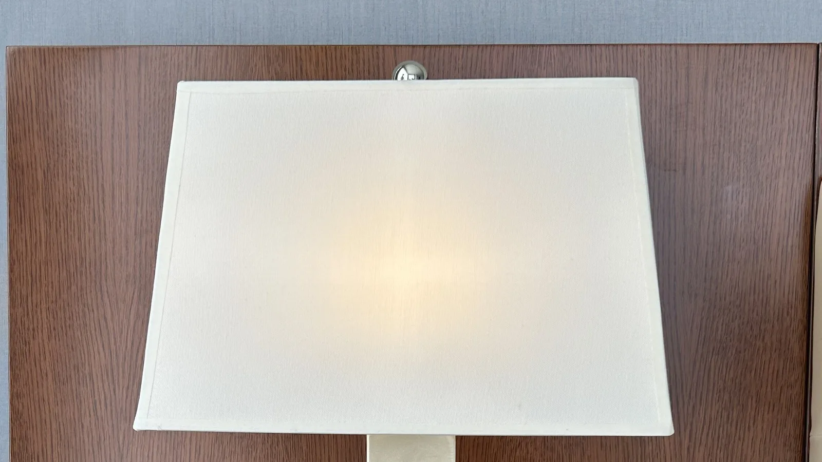 Chao đèn half-shade gắn tường sconce gia công xưởng Kaha
