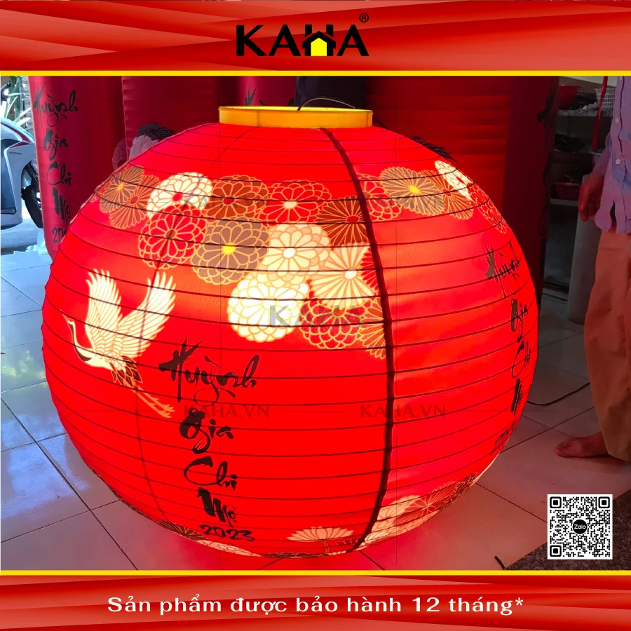 đèn lồng vải đỏ in thư pháp hoa cúc tròn lớn trang trí nhà hàng kaha